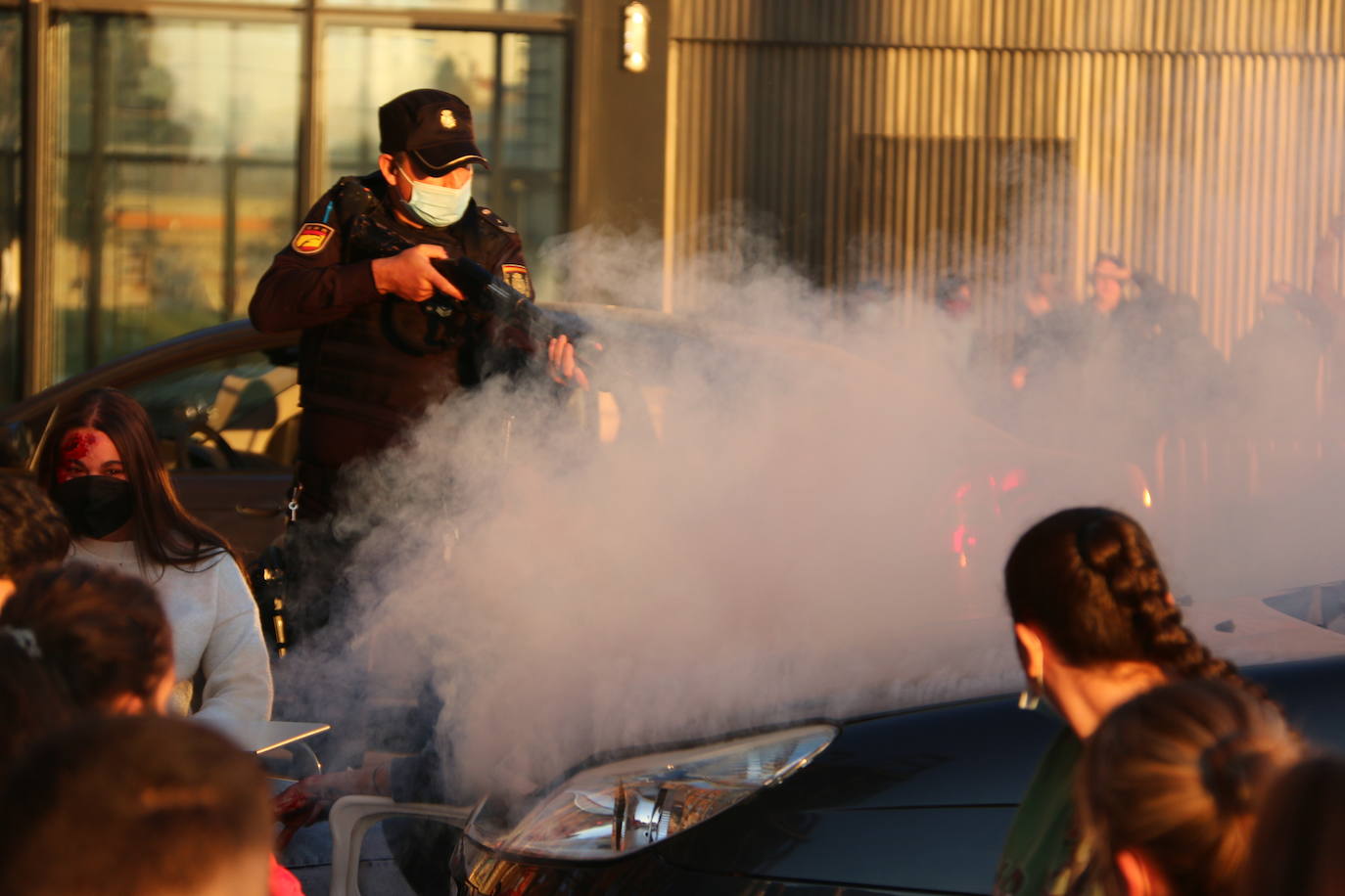 La capital se convierte en el escenario de un espectacular simulacro en el que intervienen diferentes cuerpos de seguridad y emergencias sanitarias | La actividad, que se ha dividido en dos ejercicios concatenados, se enmarca en el XV congreso SEMES que se celebra en el Palacio de Exposiciones desde el jueves