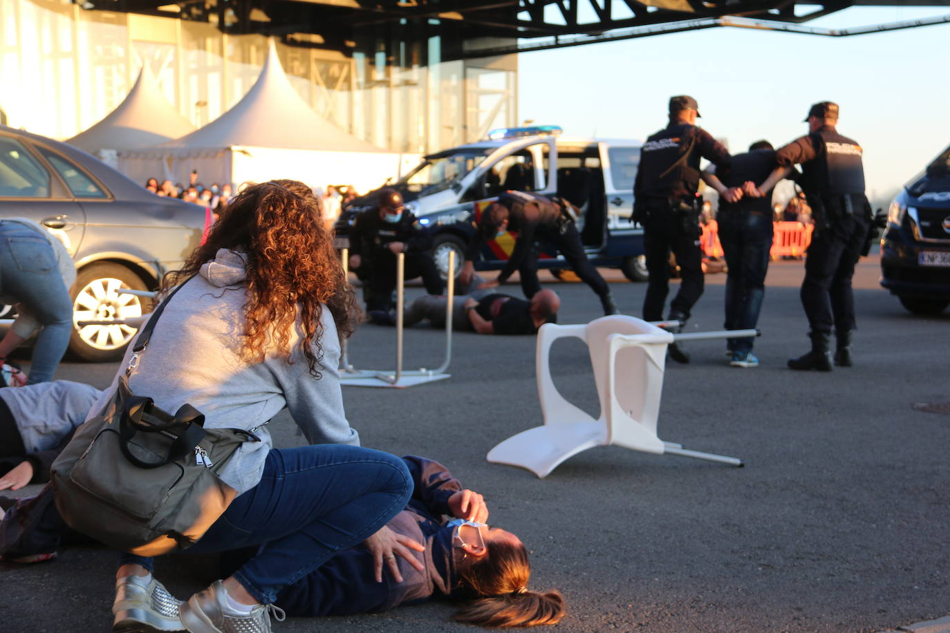 La capital se convierte en el escenario de un espectacular simulacro en el que intervienen diferentes cuerpos de seguridad y emergencias sanitarias | La actividad, que se ha dividido en dos ejercicios concatenados, se enmarca en el XV congreso SEMES que se celebra en el Palacio de Exposiciones desde el jueves