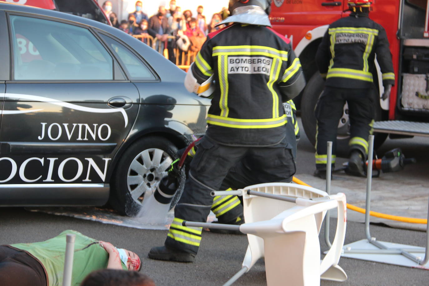 La capital se convierte en el escenario de un espectacular simulacro en el que intervienen diferentes cuerpos de seguridad y emergencias sanitarias | La actividad, que se ha dividido en dos ejercicios concatenados, se enmarca en el XV congreso SEMES que se celebra en el Palacio de Exposiciones desde el jueves