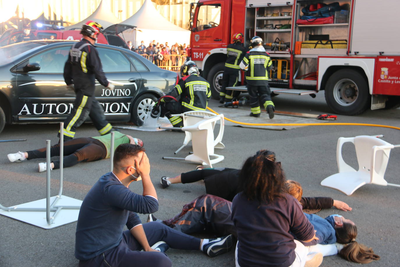 La capital se convierte en el escenario de un espectacular simulacro en el que intervienen diferentes cuerpos de seguridad y emergencias sanitarias | La actividad, que se ha dividido en dos ejercicios concatenados, se enmarca en el XV congreso SEMES que se celebra en el Palacio de Exposiciones desde el jueves