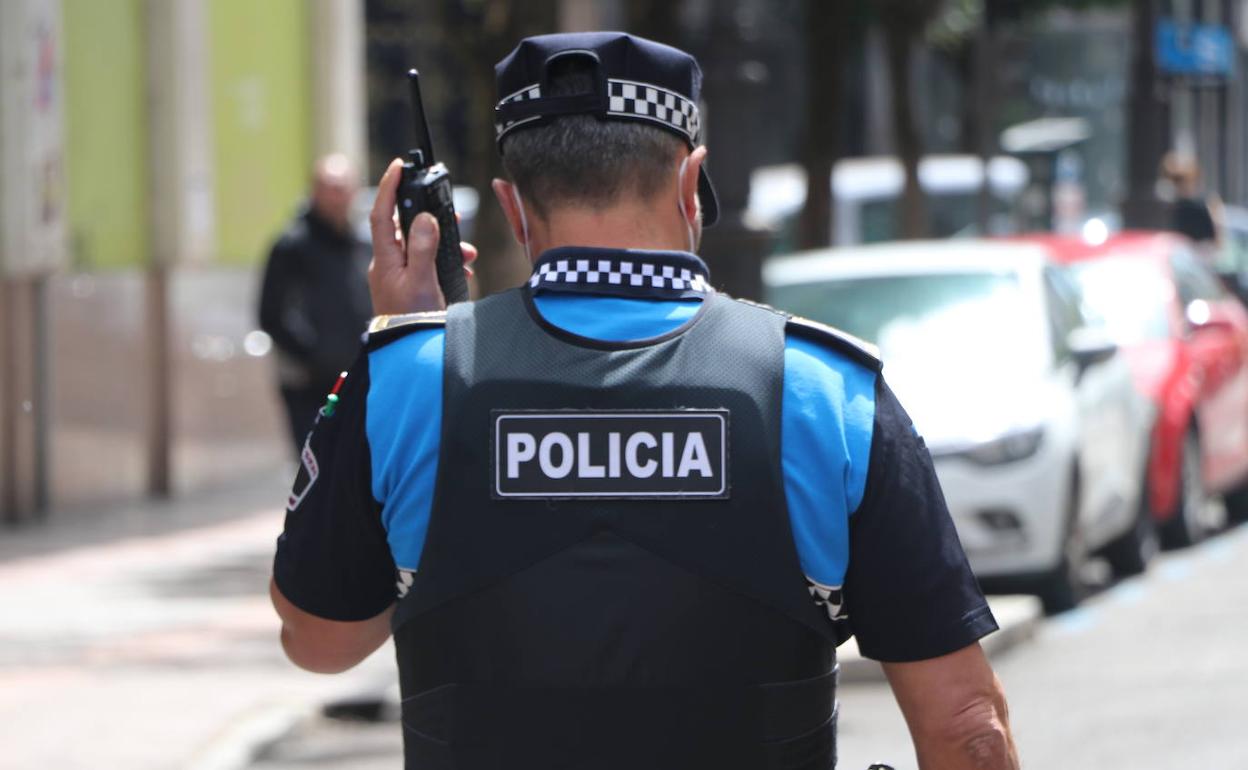 Imagen de archivo de un policía local de León. 