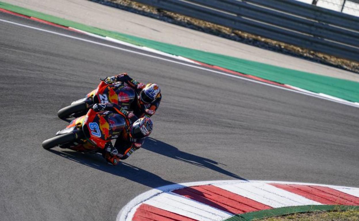 Remy Gardner y Raúl Fernández, durante el GP del Algarve. 