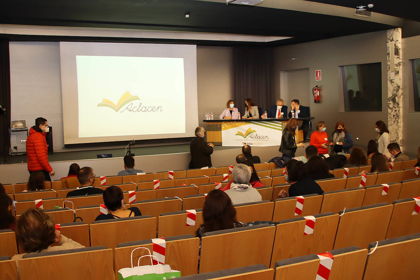 La consejera de Empleo, Ana Carlota Amigo, inaugura el II Congreso de Aclacen, con su presidente, José Mª. Pérez y la concejala Evelia Fernández.