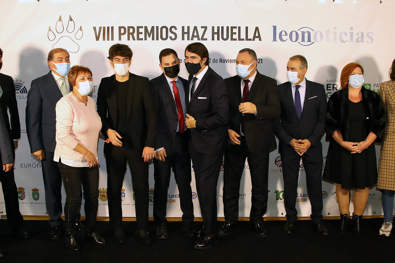 Juan Carlos Suárez-Quiñones junto con los miembros del PSOE de León