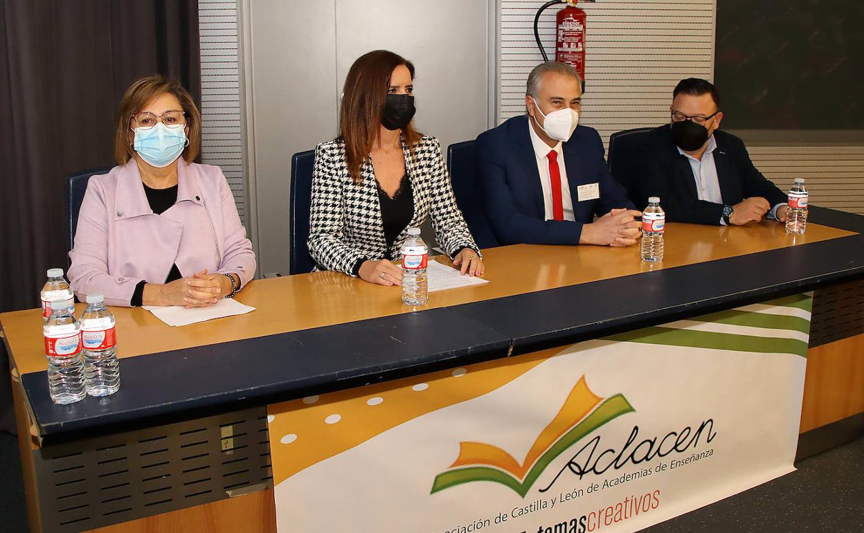 La consejera de Empleo, Ana Carlota Amigo, inaugura el II Congreso de Aclacen, con su presidente, José Mª. Pérez y la concejala Evelia Fernández.