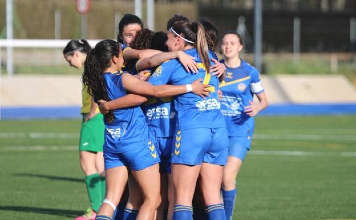 Las jugadoras del Olímpico celebran un gol.