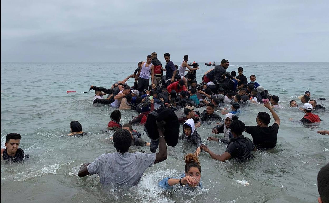 Menores africanos intentan ganar las costas de Ceuta el pasado mayo.