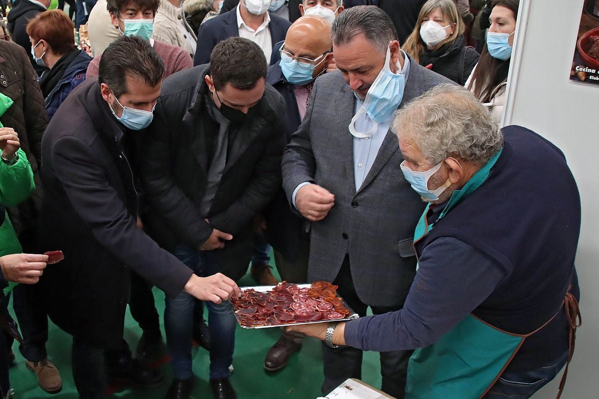 La 30 edición de la Feria de Cecina de Chivo de Vegacervera congrega a cientos de personas para degustar este plato típico de la zona.