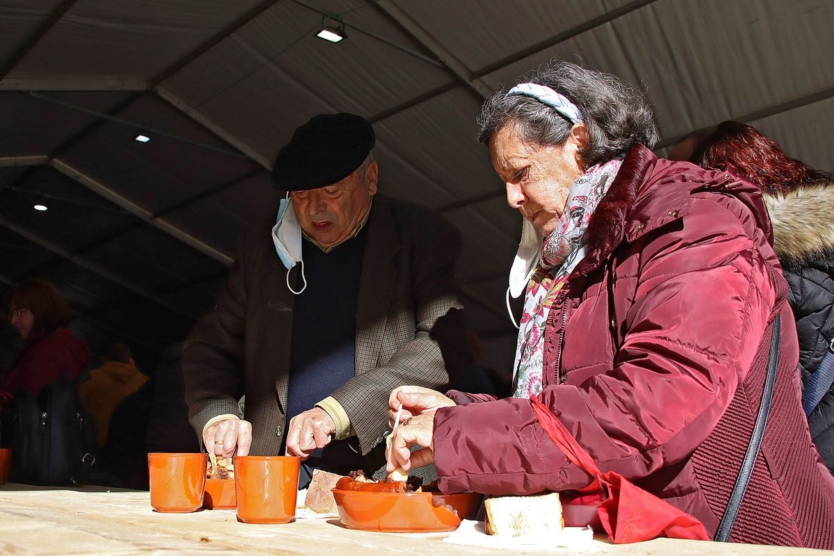 La 30 edición de la Feria de Cecina de Chivo de Vegacervera congrega a cientos de personas para degustar este plato típico de la zona.