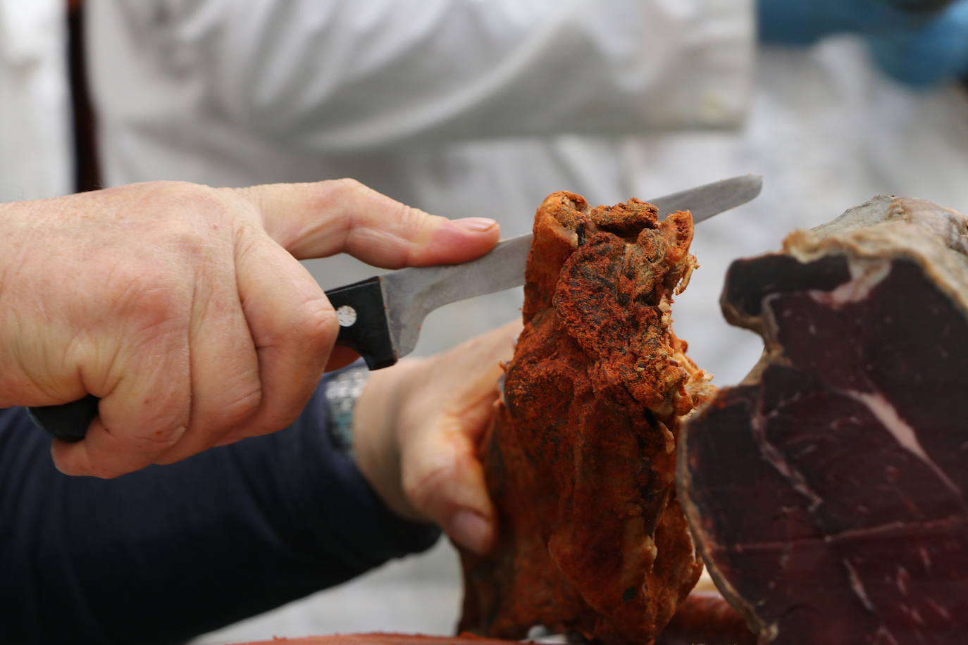 La 30 edición de la Feria de Cecina de Chivo de Vegacervera congrega a cientos de personas para degustar este plato típico de la zona.