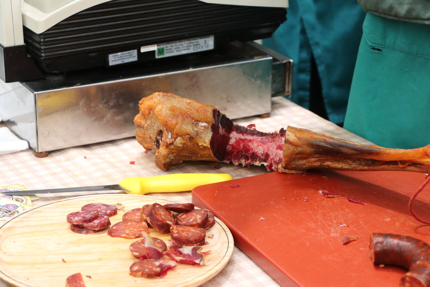 La 30 edición de la Feria de Cecina de Chivo de Vegacervera congrega a cientos de personas para degustar este plato típico de la zona.