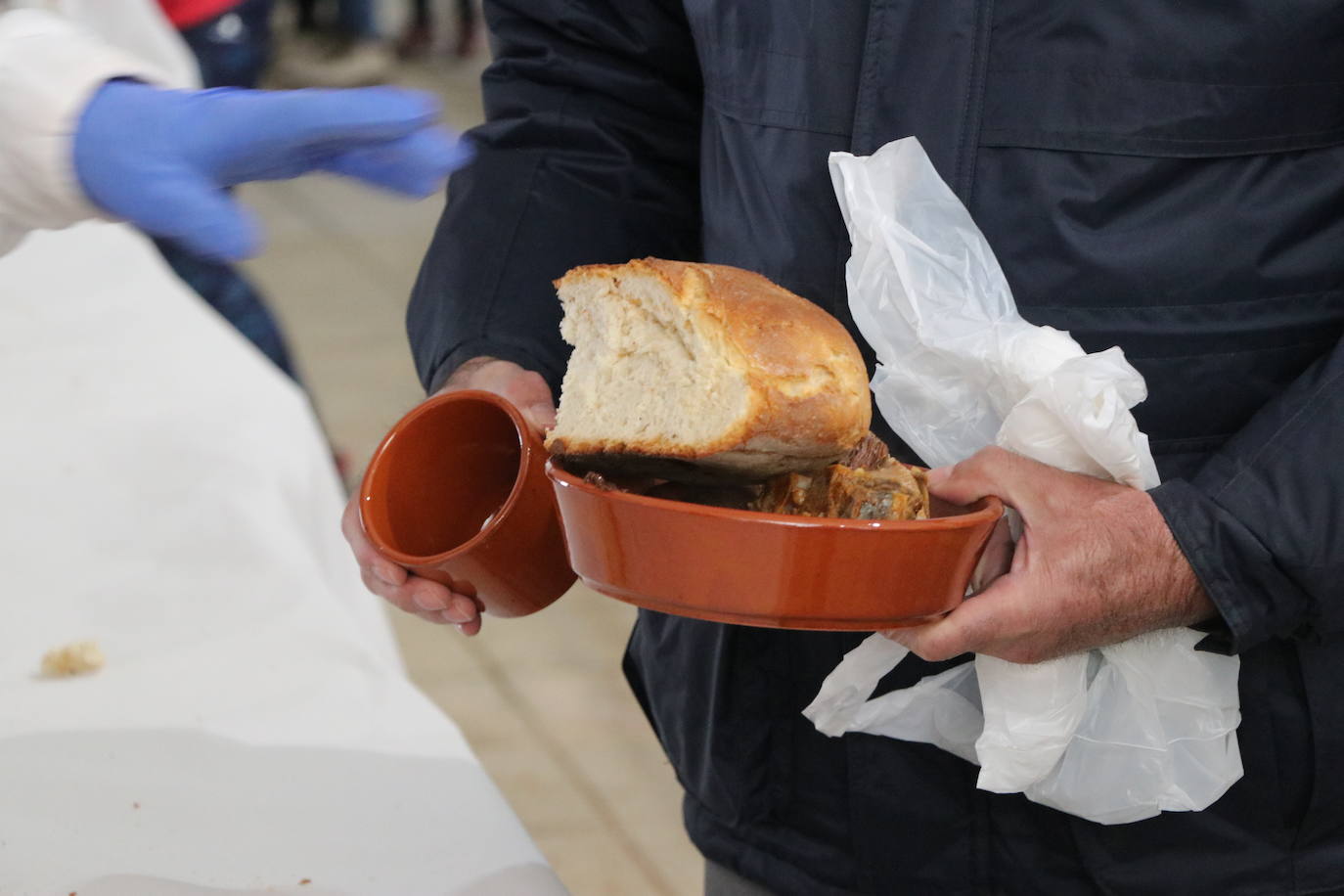 La 30 edición de la Feria de Cecina de Chivo de Vegacervera congrega a cientos de personas para degustar este plato típico de la zona.