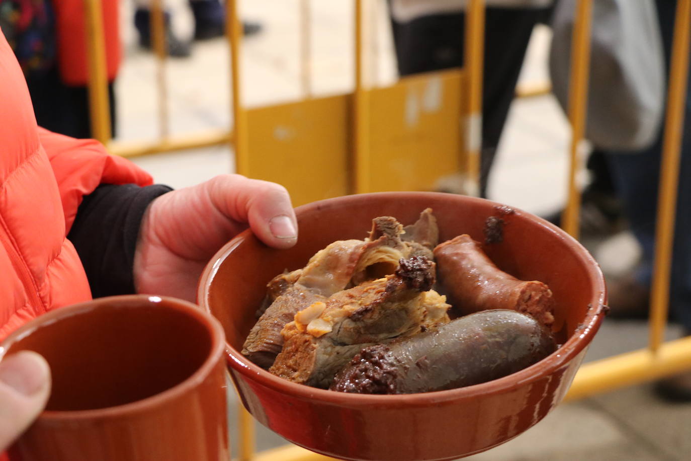 La 30 edición de la Feria de Cecina de Chivo de Vegacervera congrega a cientos de personas para degustar este plato típico de la zona.