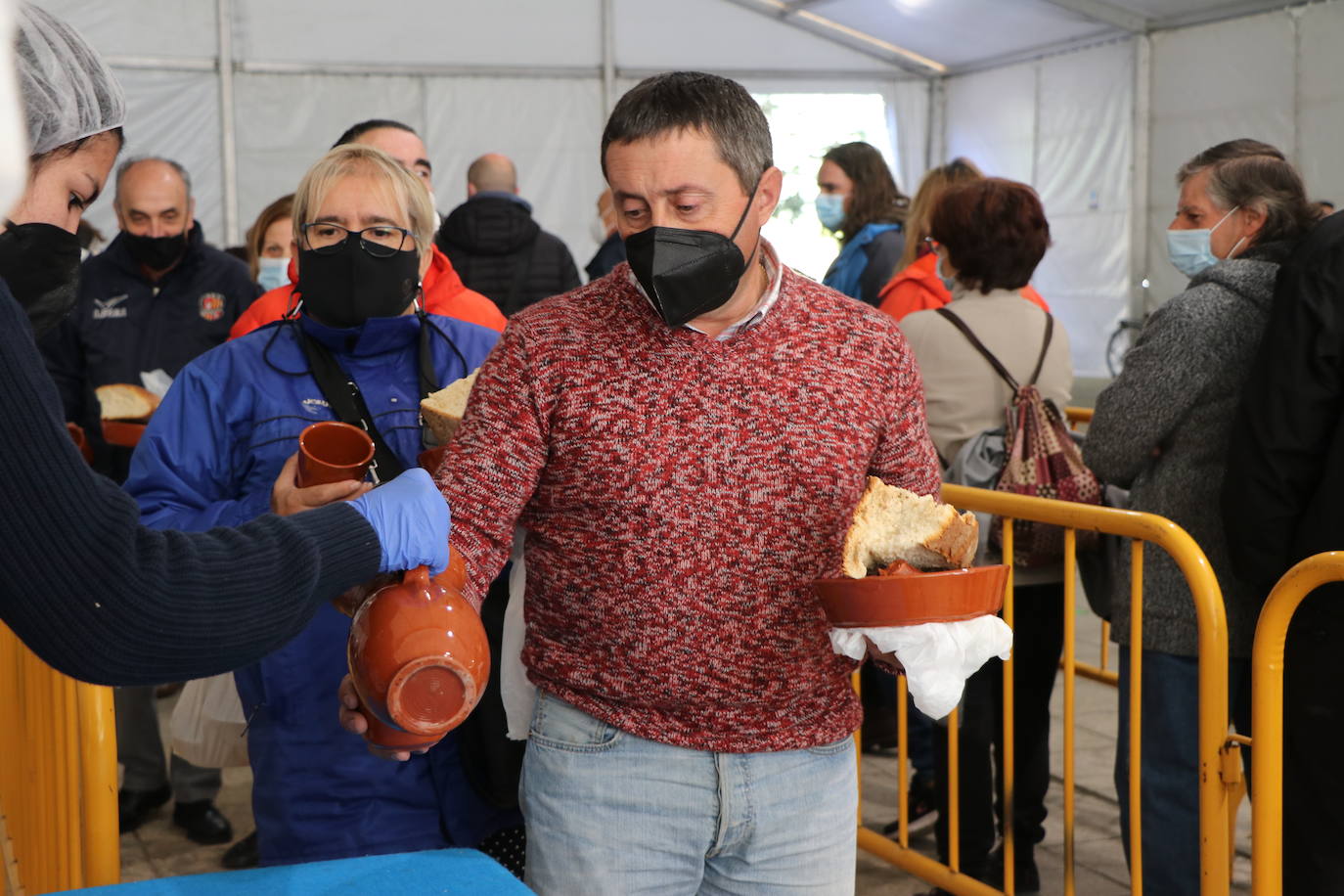 La 30 edición de la Feria de Cecina de Chivo de Vegacervera congrega a cientos de personas para degustar este plato típico de la zona.