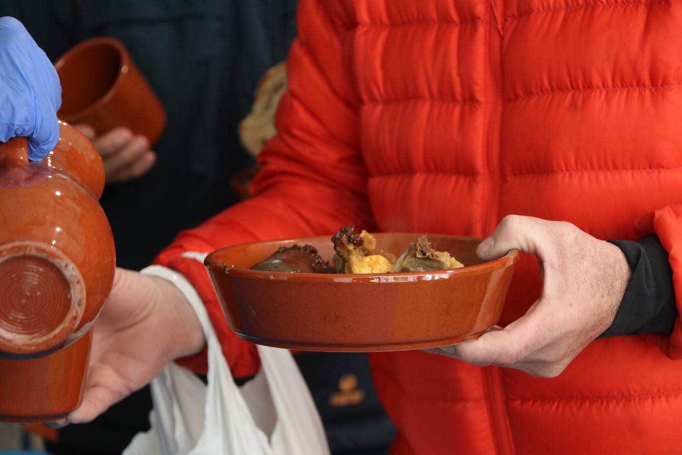 La 30 edición de la Feria de Cecina de Chivo de Vegacervera congrega a cientos de personas para degustar este plato típico de la zona.