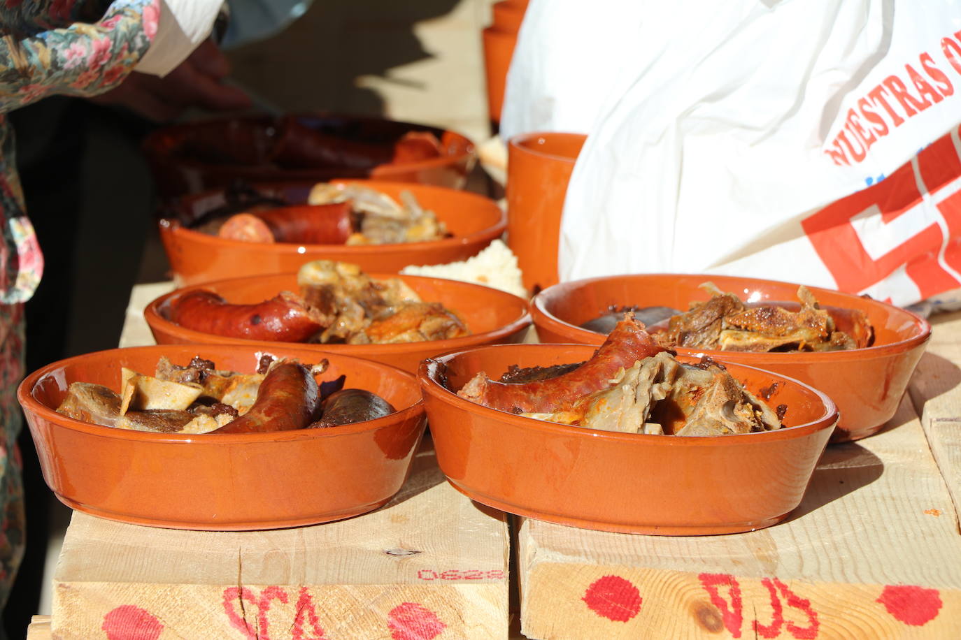 La 30 edición de la Feria de Cecina de Chivo de Vegacervera congrega a cientos de personas para degustar este plato típico de la zona.