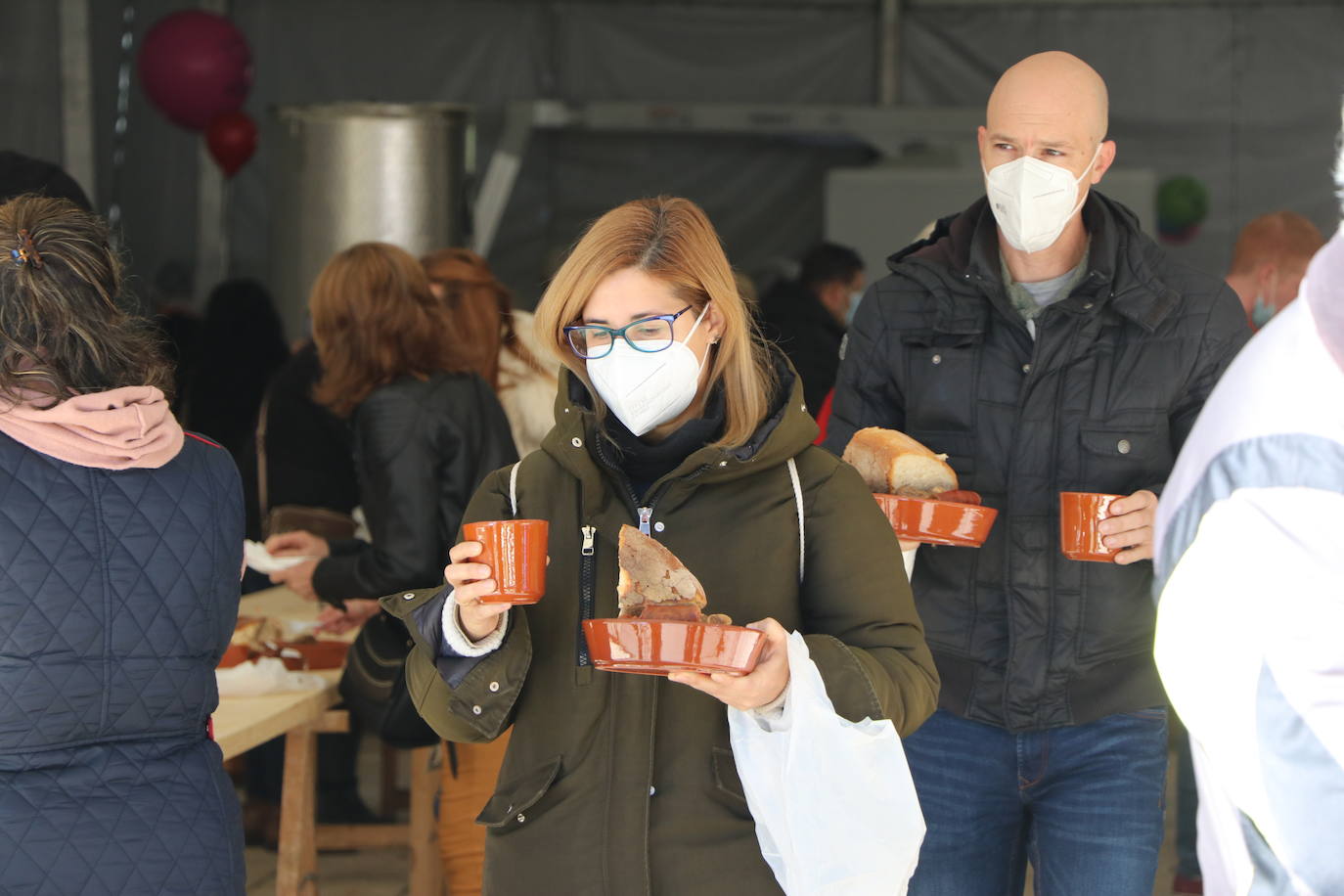 La 30 edición de la Feria de Cecina de Chivo de Vegacervera congrega a cientos de personas para degustar este plato típico de la zona.