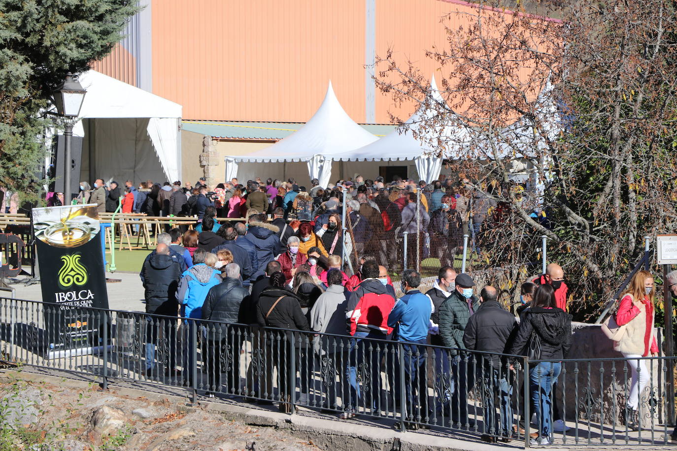 La 30 edición de la Feria de Cecina de Chivo de Vegacervera congrega a cientos de personas para degustar este plato típico de la zona.