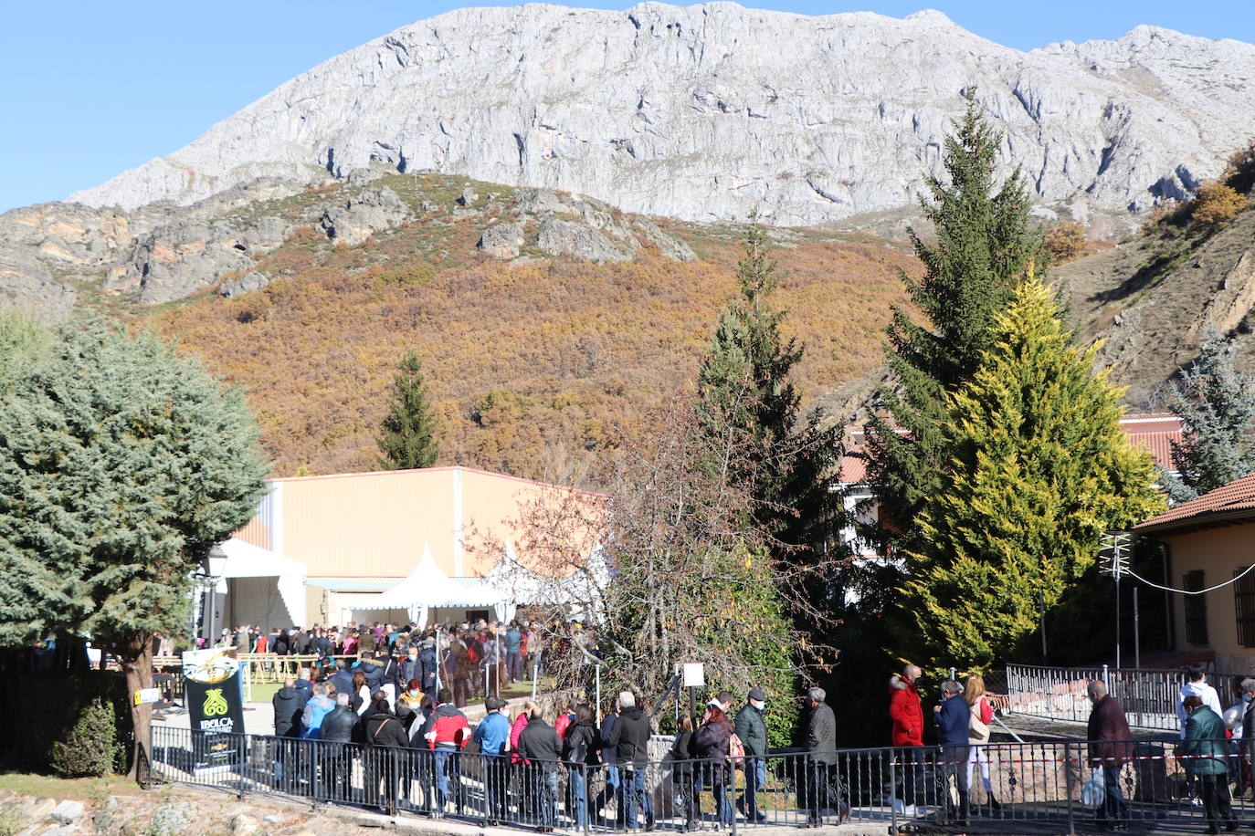 La 30 edición de la Feria de Cecina de Chivo de Vegacervera congrega a cientos de personas para degustar este plato típico de la zona.