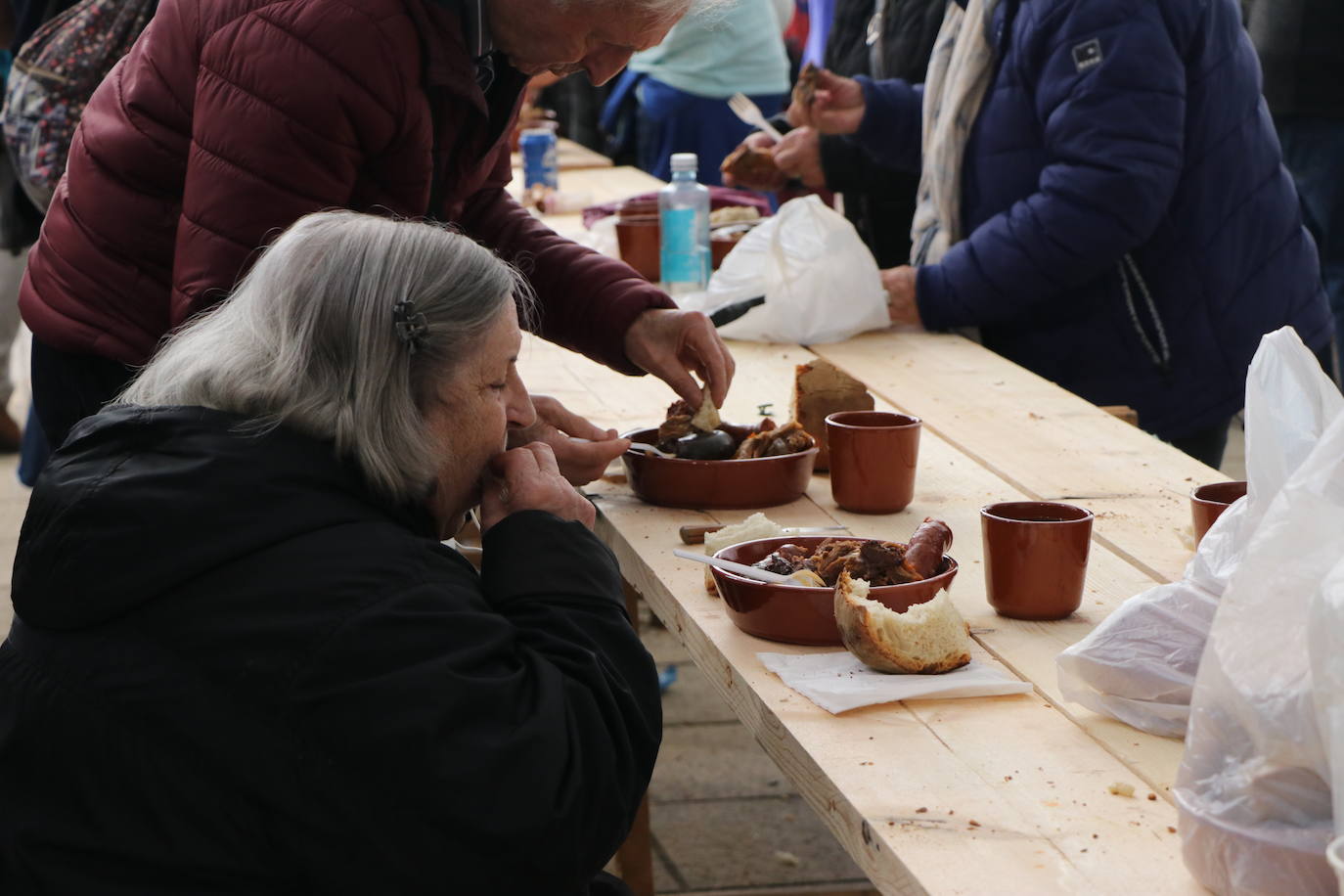 La 30 edición de la Feria de Cecina de Chivo de Vegacervera congrega a cientos de personas para degustar este plato típico de la zona.