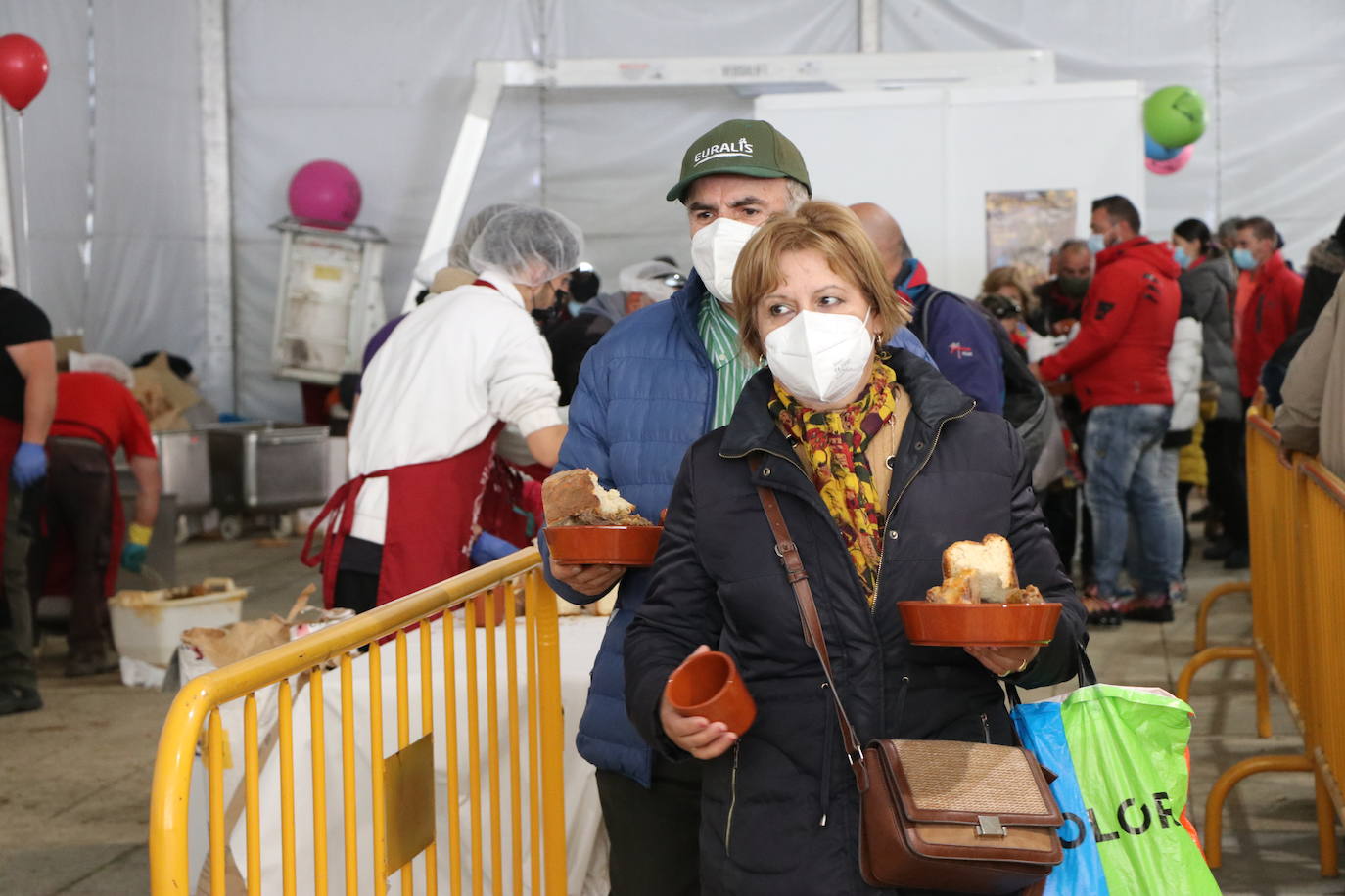 La 30 edición de la Feria de Cecina de Chivo de Vegacervera congrega a cientos de personas para degustar este plato típico de la zona.