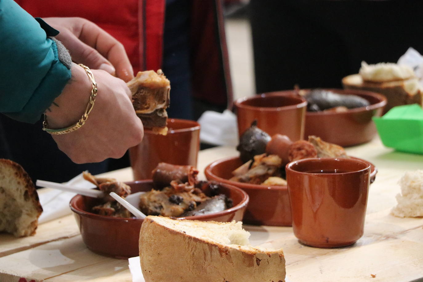 La 30 edición de la Feria de Cecina de Chivo de Vegacervera congrega a cientos de personas para degustar este plato típico de la zona.