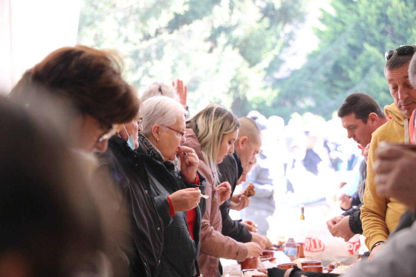 La 30 edición de la Feria de Cecina de Chivo de Vegacervera congrega a cientos de personas para degustar este plato típico de la zona.