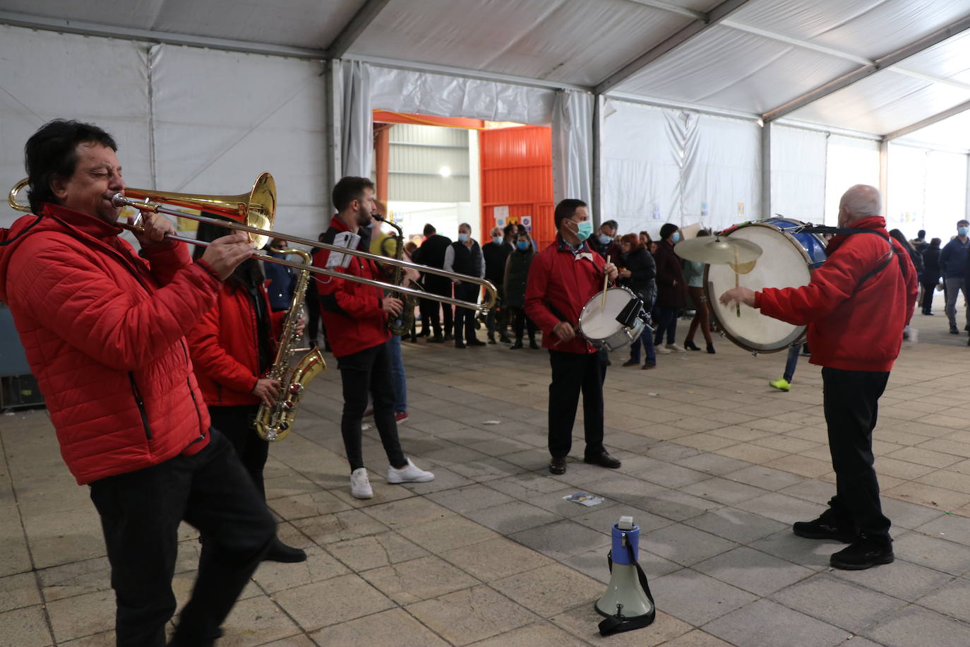 La 30 edición de la Feria de Cecina de Chivo de Vegacervera congrega a cientos de personas para degustar este plato típico de la zona.