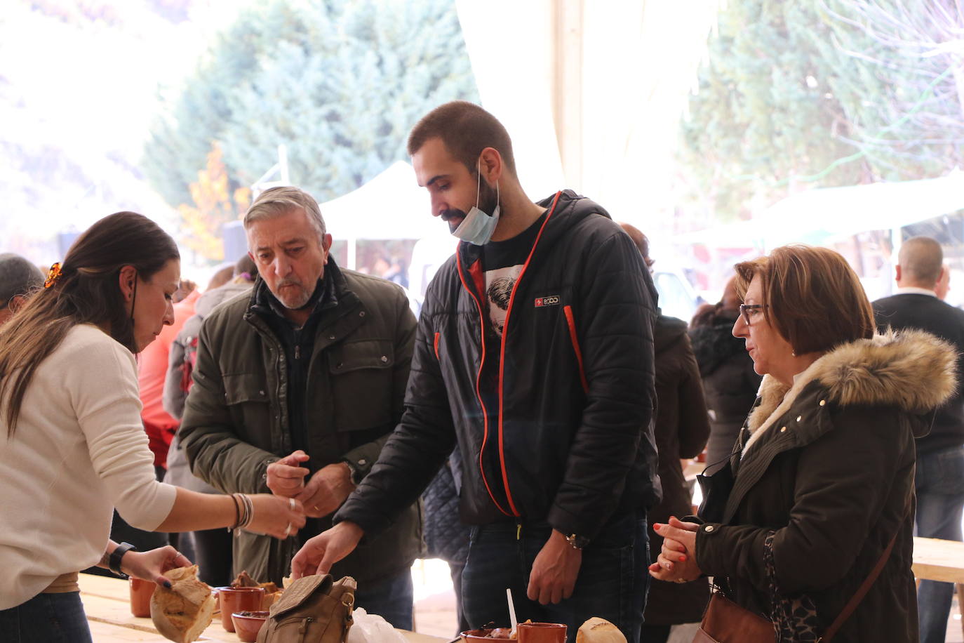 La 30 edición de la Feria de Cecina de Chivo de Vegacervera congrega a cientos de personas para degustar este plato típico de la zona.