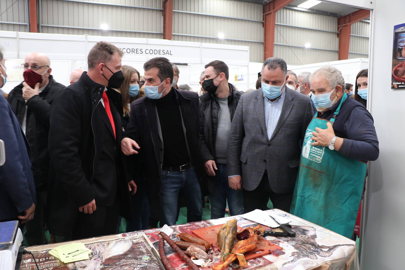 La 30 edición de la Feria de Cecina de Chivo de Vegacervera congrega a cientos de personas para degustar este plato típico de la zona.