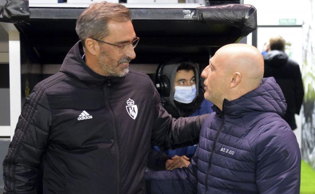 Jon Pérez Bolo saluda al entrenador del Burgos, Julián Calero, en los prolegómenos del partido.