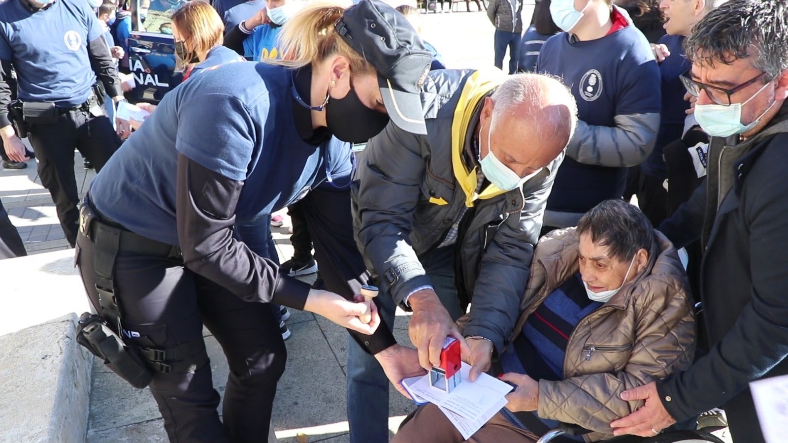 Medio centenar de personas con capacidades diferentes participan en una jornada junto a la Policía Nacional para demostrar que el Camino de Santiago es accesible para todos | La delegada del Gobierno en la comunidad, Virginia Barcones, agradece a las cuatro asociaciones involucradas -Amidown León, Asprona León, Moteros Solidarios y Aderle- su papel social.