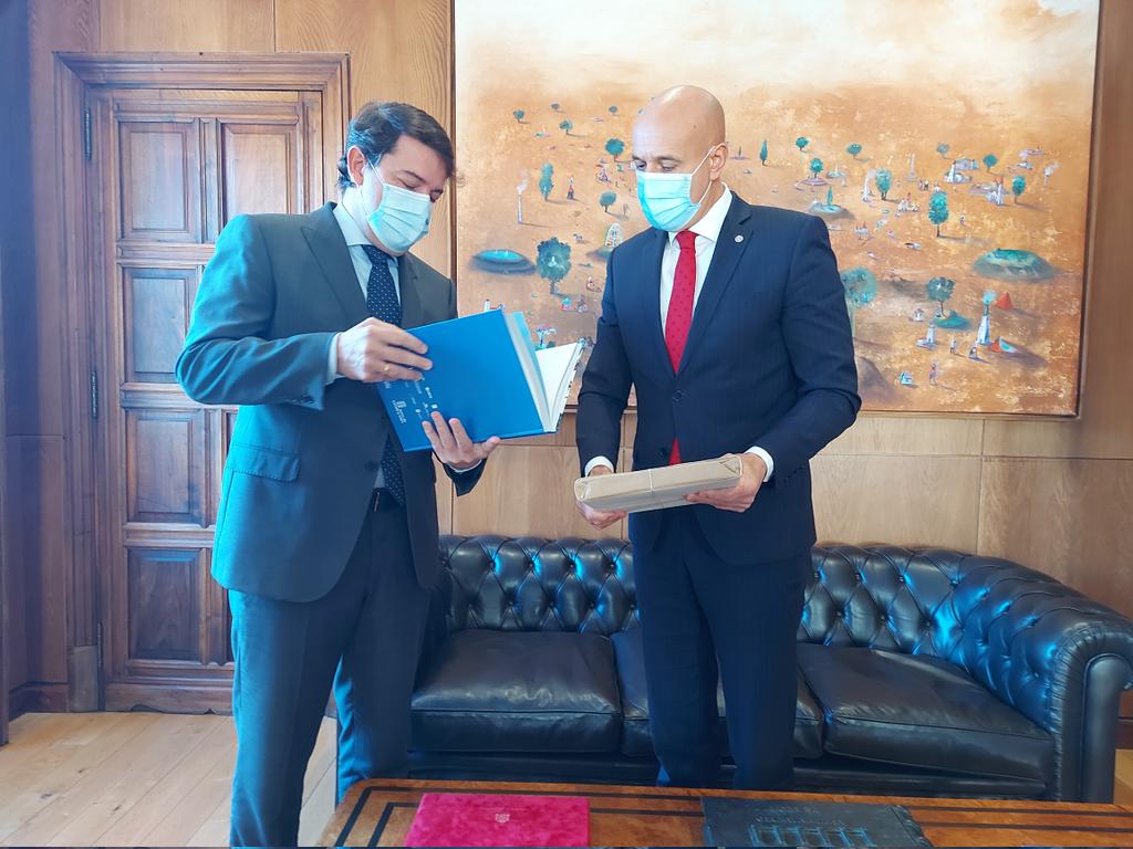 El presidente de la Junta, Alfonso Fernández Mañueco, rubrica el acuerdo de ampliación junto con el alcalde de la ciudad, José Antonio Diez | La inversión inicial asciende a 10 millones de euros | La Junta coordinará las expropiaciones y venta de parcelas. 