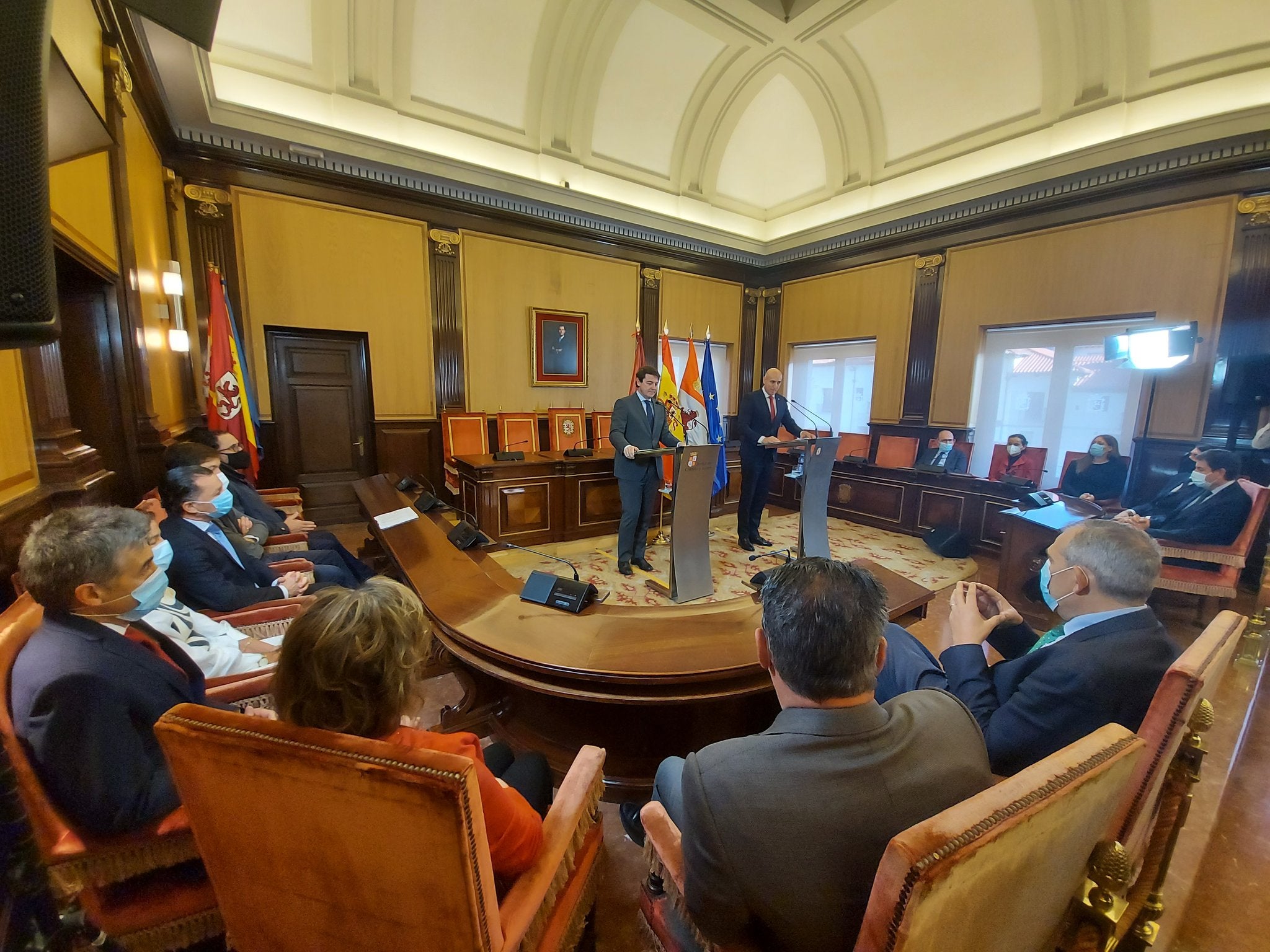 El presidente de la Junta, Alfonso Fernández Mañueco, rubrica el acuerdo de ampliación junto con el alcalde de la ciudad, José Antonio Diez | La inversión inicial asciende a 10 millones de euros | La Junta coordinará las expropiaciones y venta de parcelas. 