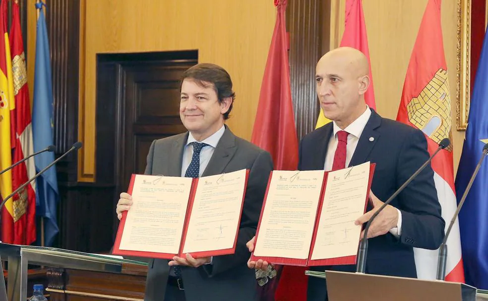 Fernández Mañueco y José Antonio Diez, este lunes, durante la recepción oficial. 