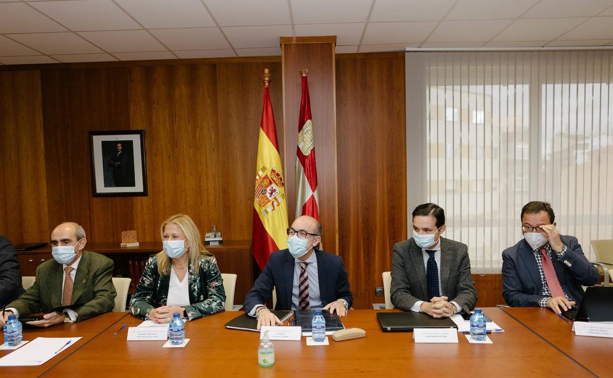 El consejero de Cultura y Turismo, Javier Ortega, y el equipo directivo de su departamento celebran Consejo de Dirección abierto.