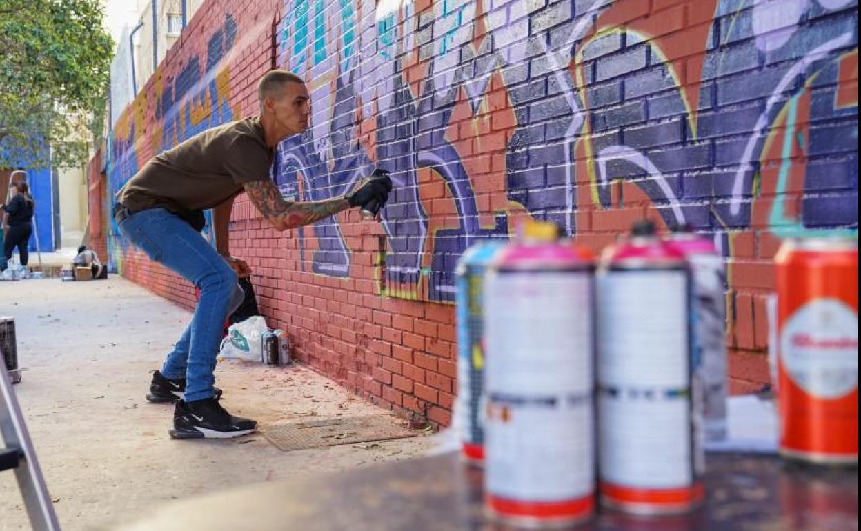 Imagen de archivo de un varón realizando un graffiti. 