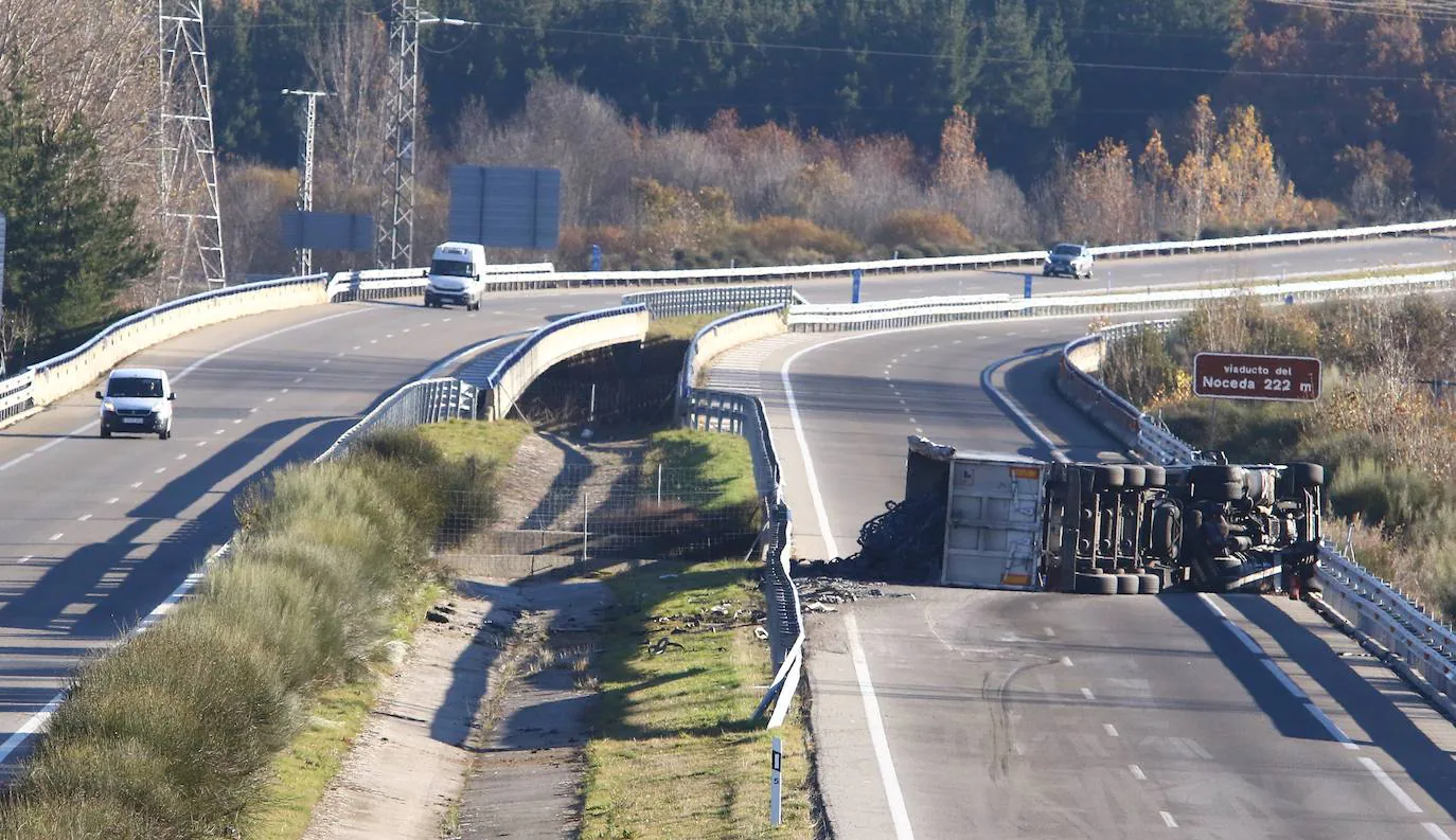 Fotos: Accidente de un camión en la autovía A6 a su paso por Bembibre