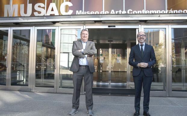 El consejero de Cultura y Turismo de la Junta, Javier Ortega, presenta al nuevo director del Museo de Arte Contemporáneo de Castilla y León (Musac), Álvaro Rodríguez Fominaya.