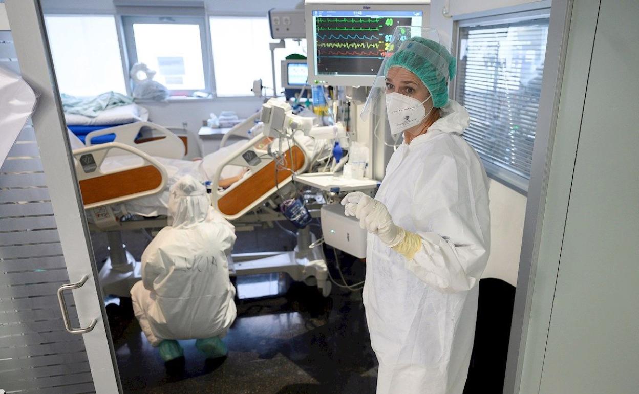 Imagen de un equipo médico junto a un paciente covid en una unidad de críticos. 