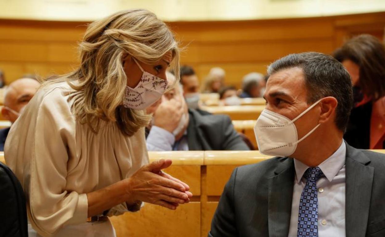 Yolanda Díaz y Pedro Sánchez, en el Senado. 