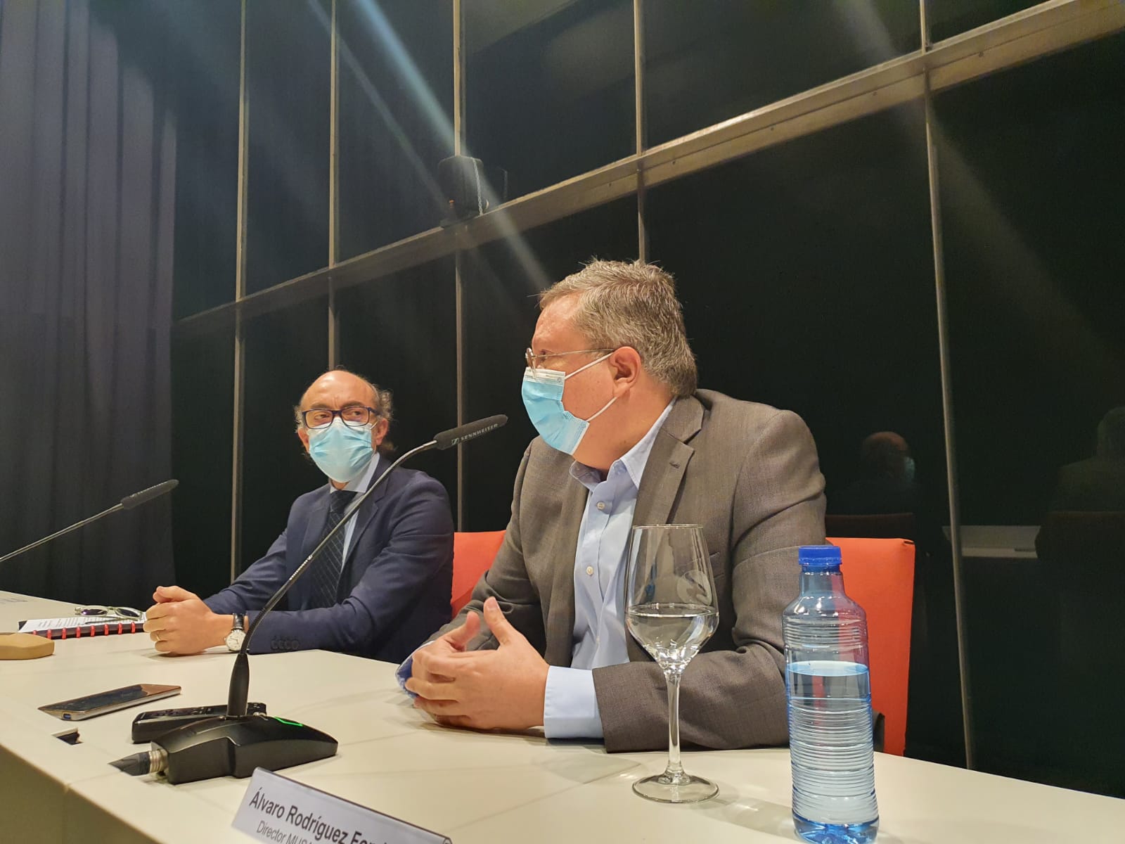 El consejero de Cultura y Turismo de la Junta, Javier Ortega, presenta al nuevo director del Musac, Álvaro Rodríguez Fominaya