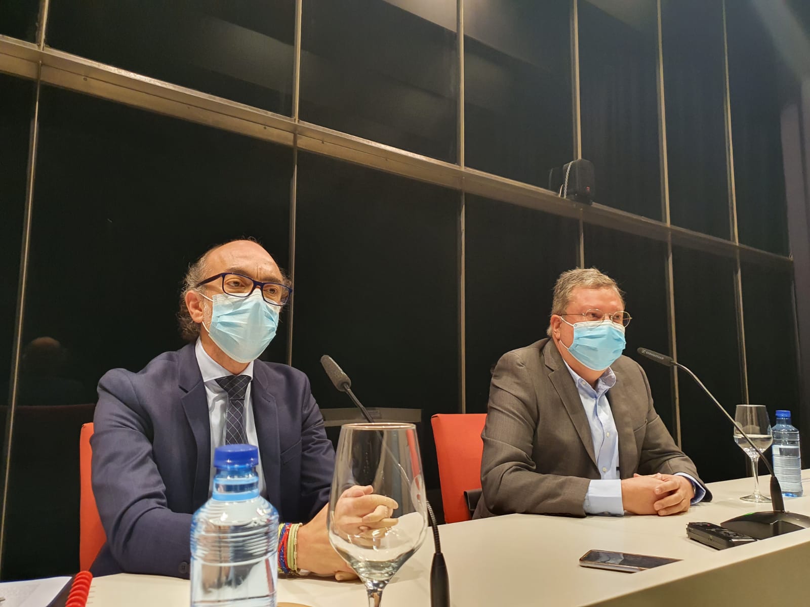 El consejero de Cultura y Turismo de la Junta, Javier Ortega, presenta al nuevo director del Musac, Álvaro Rodríguez Fominaya