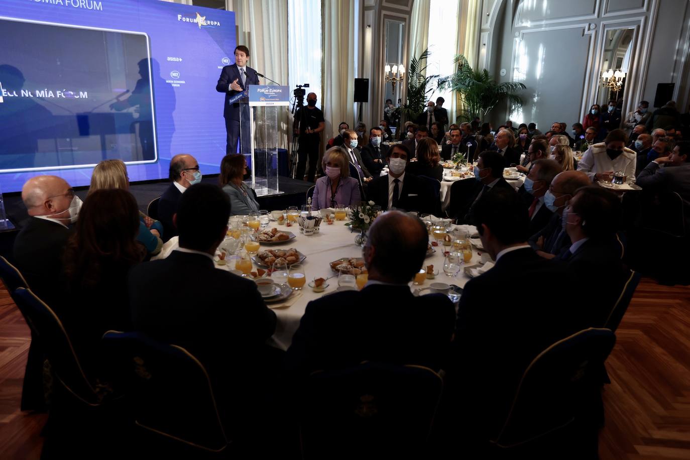 Fotos: El presidente de la Junta participa en un desayuno informativo de Nueva Economía Fórum