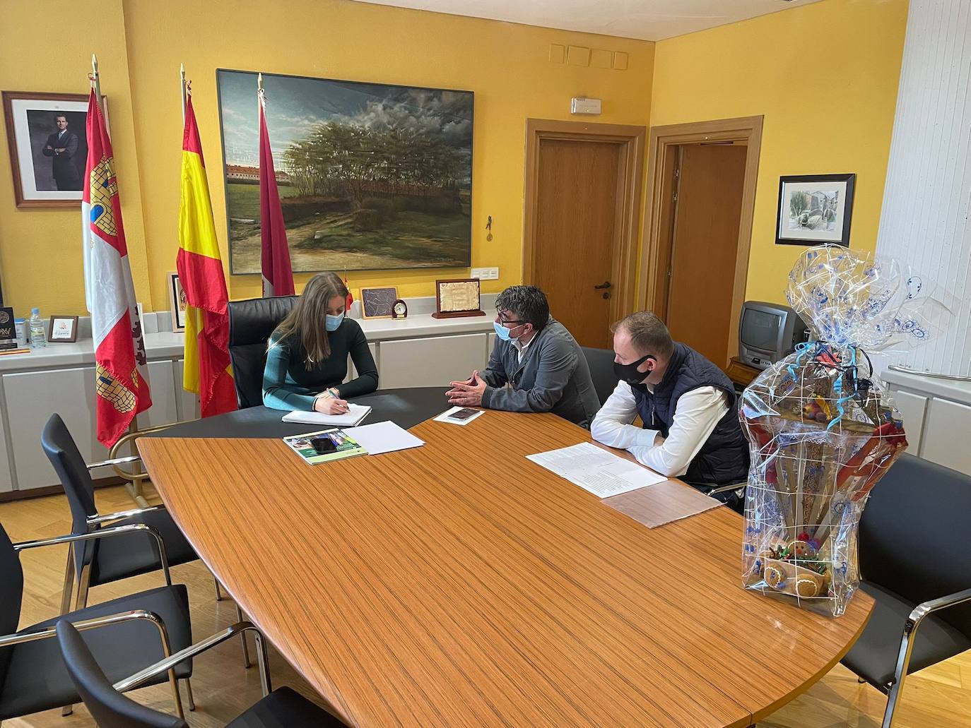 Imagen de la reunión de la delegada territorial de la Junta, Ester Muñoz, con el presidente de Asprona, Pedro Barrio, y y el representante de las personas con discapacidad intelectual en el Foro de Representantes de Plena Inclusión, Diego Abad.