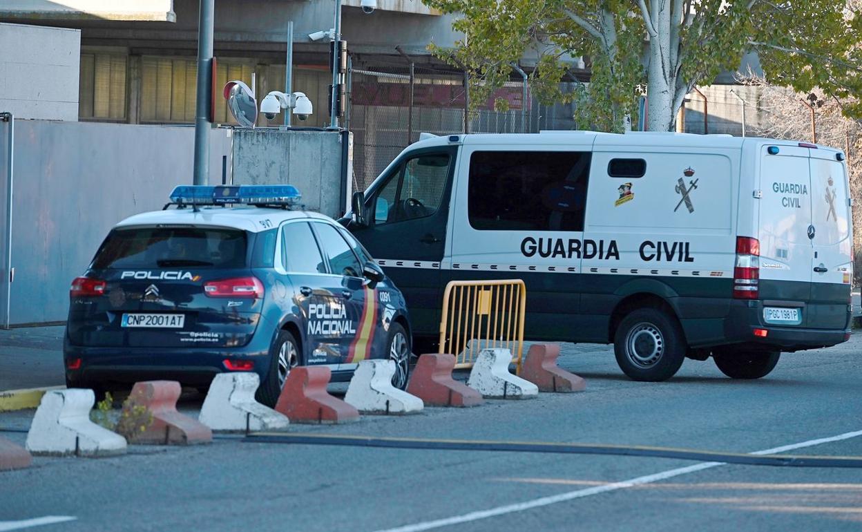 Algunos acusados, en un furgón de la Guardia Civil, en el momento de llegar a la Audiencia Provincial. 