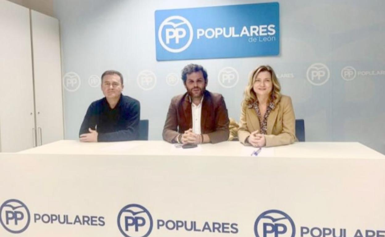 Luis Marcos, el presidente de los populares en León Javier Santiago, y Mireya Pigere. 