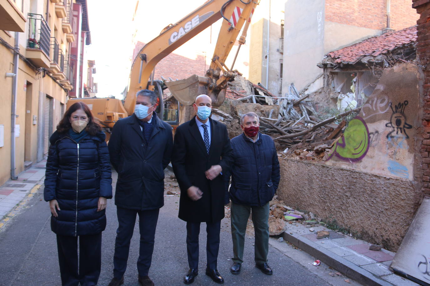 Comienza la fase de derribo y retirada de escombros de diez viviendas en la calle Alfosno el Justiciero para dar el primer paso en la puesta en marcha de una ronda interior que será una realidad en 2023