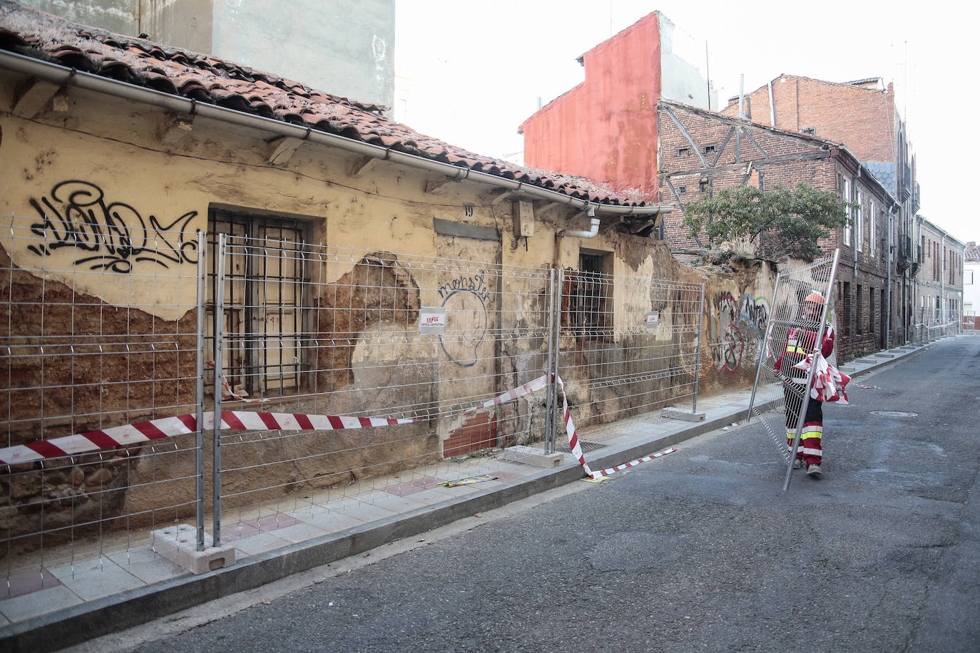 Comienza la fase de derribo y retirada de escombros de diez viviendas en la calle Alfosno el Justiciero para dar el primer paso en la puesta en marcha de una ronda interior que será una realidad en 2023