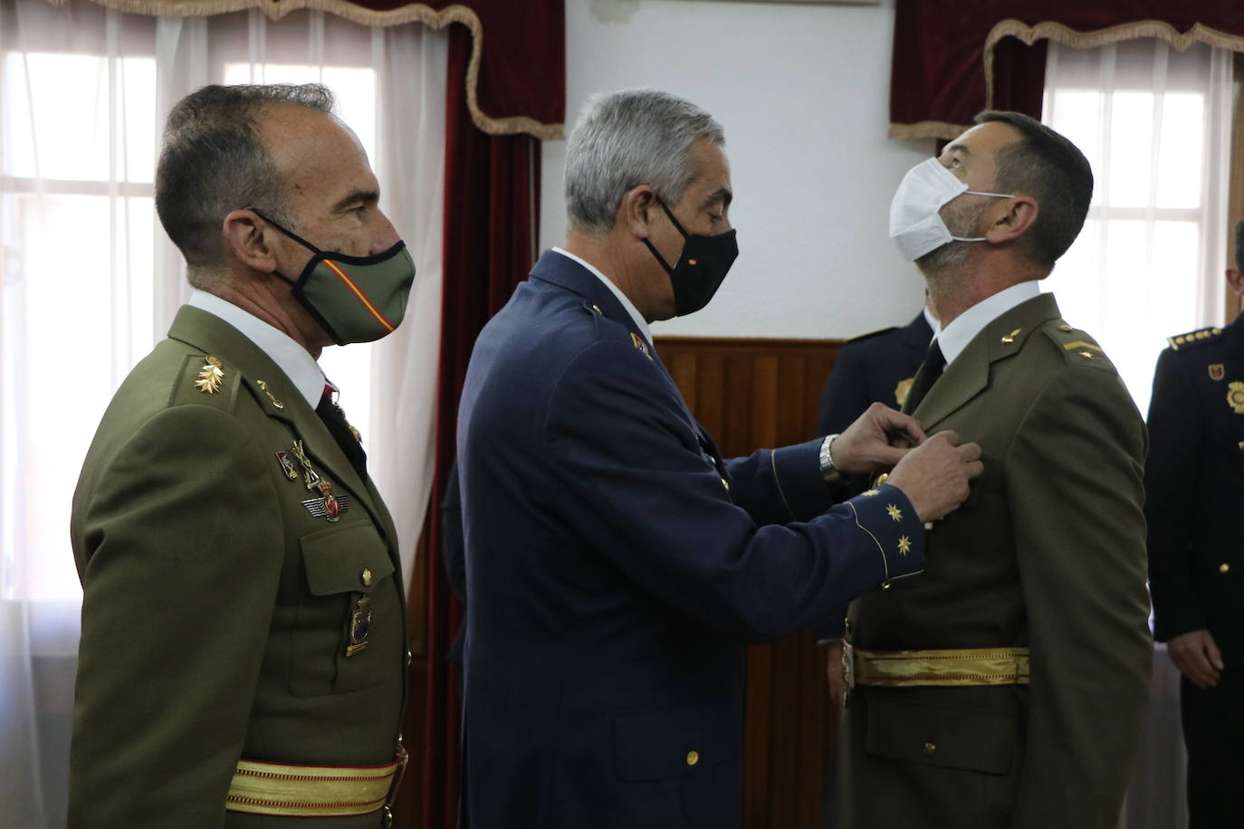 Condecoración a miembros de Defensa por los 25 años de la Subdelegación de Defensa en León.